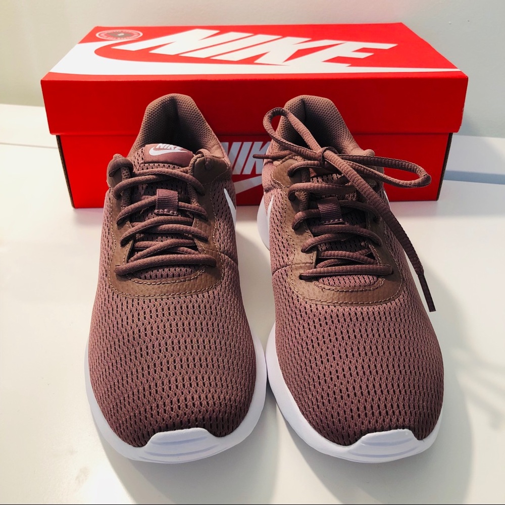 Nike Tanjun Rose Mauve and White Tennis Shoes - Picture 2 of 4